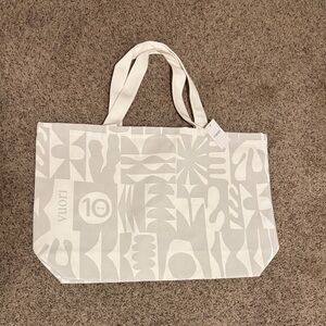 Vuori Geometric Patterned Cream Tote NWT
